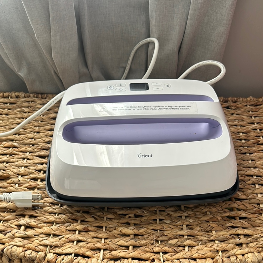Cricut EasyPress 2 - White and Purple